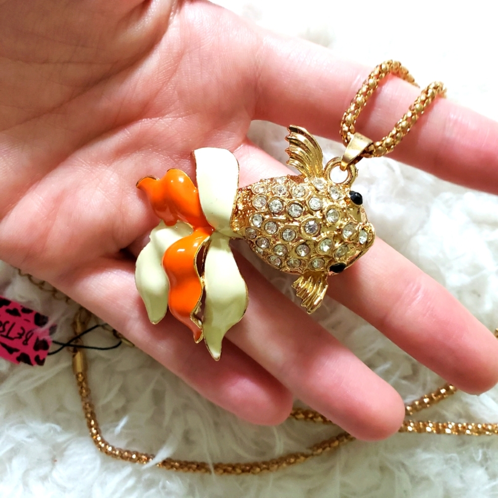 🆕️ betsey johnson • goldfish necklace